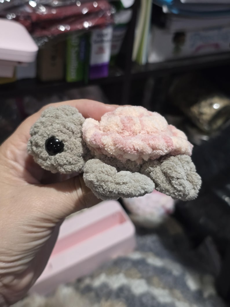 VIRKMÖNSTER, Havssköldpaddan Pebbles, Virkmönster för havssköldpadda, Virkmönster utan sömnad, Sköldpaddsleksak, Liten havssköldpadda bild 7