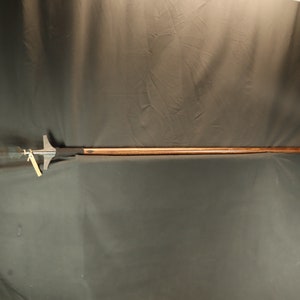 Peut inclure: Une lance avec un long manche en bois et une pointe de lance en m&eacute;tal. La pointe de lance est argent&eacute;e et a une pointe ac&eacute;r&eacute;e. Le manche mesure environ 183 cm de long. Une petite &eacute;tiquette est attach&eacute;e pr&egrave;s de la pointe.