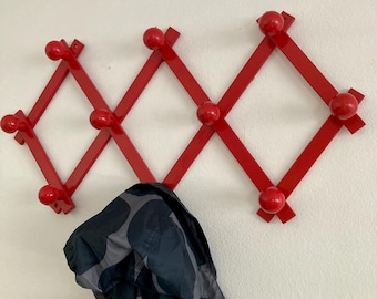 赤いプラスチック製ハンガー／調節可能な大型壁掛けハンガー／赤いコートラック／イタリア／70年代／P.P.P. メストレ