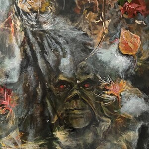Puede incluir: Una pintura de una criatura con piel verde y ojos rojos, parcialmente oculta por hojas y ramas. La cara de la criatura es visible, con una expresión seria. El fondo es verde oscuro y marrón, con toques de rojo y amarillo.