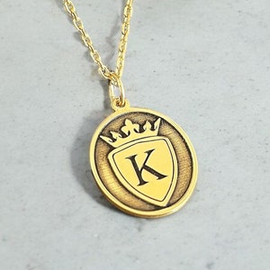 Collar con inicial de oro de 14 k, colgante con escudo familiar personalizado, joyería de corona de plata, dije con letra, cadena de cumpleaños, regalo para él, regalo para ella