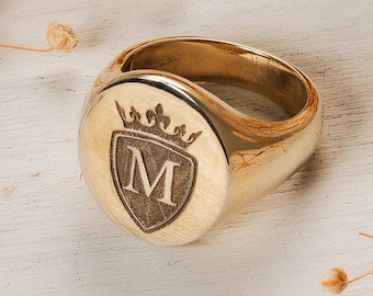 Anillo de escudo familiar inicial personalizado, anillo de sello de corona para mujer, regalo de graduación, anillo grabado inicial de meñique para hombre, anillo de sello relleno de oro