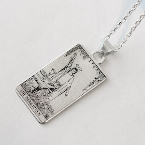 Le collier de cartes de tarot magicien, pentant de carte oracle en argent, accessoires de tarot zodiac en or, cadeau d’Halloween de carte de tarot moderne, bijoux de tarot