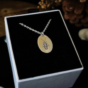 Collier de cafards, Collier d’insectes, Collier d’insectes Kafka, Pendentif d’insectes métamorphose, Collier Elipse délicat, Cadeaux pour lui, Cadeaux d’amoureux des livres