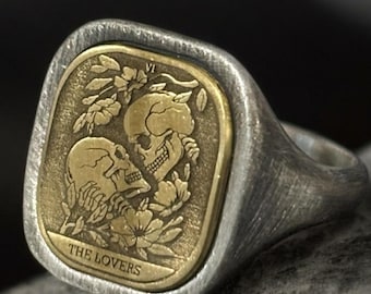 Anillo de sello para amantes: joya de plata con calavera de la carta del tarot y simbolismo gótico.
