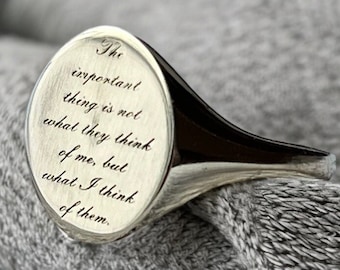 Aangepaste quote ring, Killing Eve Signet ring, quote gegraveerde ring, gepersonaliseerde cursieve quote sieraden, Villanelle's ring van Killing Eve