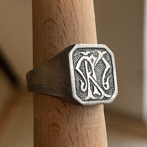 Anel de sinete personalizado, anel mindinho com monograma, presente do noivo, anel de promessa para ele, anel inicial vintage, anel com letra medieval, anel art déco