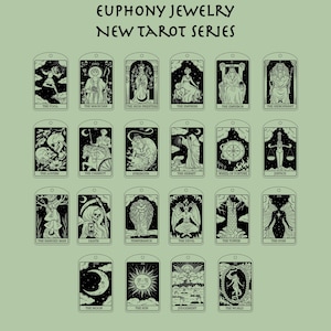 K&ouml;nnte beinhalten: Ein Set mit 22 schwarz-wei&szlig;en Tarotkarten mit Illustrationen des Symbols jeder Karte. Die Karten sind in vier Reihen mit jeweils f&uuml;nf Karten angeordnet. Die Karten sind mit dem Namen jeder Karte beschriftet, wie z. B. "Der Narr", "Der Magier", "Die Hohepriesterin" usw. Die Karten befinden sich auf einem gr&uuml;nen Hintergrund.
