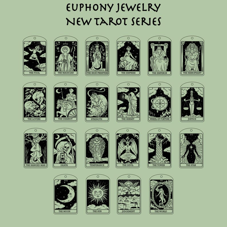 K&ouml;nnte beinhalten: Ein Set mit 22 schwarz-wei&szlig;en Tarotkarten mit Illustrationen des Symbols jeder Karte. Die Karten sind in vier Reihen mit jeweils f&uuml;nf Karten angeordnet. Die Karten sind mit dem Namen jeder Karte beschriftet, wie z. B. "Der Narr", "Der Magier", "Die Hohepriesterin" usw. Die Karten befinden sich auf einem gr&uuml;nen Hintergrund.