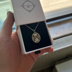 Pu&ograve; includere: Una collana d'argento con un ciondolo a forma di clessidra. Il ciondolo &egrave; inciso con le parole "Momenti come questi" e "Momenti da custodire".