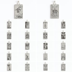 Op de afbeelding: Een set van 22 zilveren hangers met zwart-wit illustraties van de Major Arcana tarotkaarten. Elke hanger is rechthoekig en heeft een lus aan de bovenkant om aan een ketting te bevestigen.
