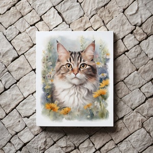Puede incluir: Una pintura de acuarela de un gato esponjoso de pelo largo con ojos amarillos, rodeado de flores amarillas y blancas. El gato est&aacute; mirando directamente al espectador.