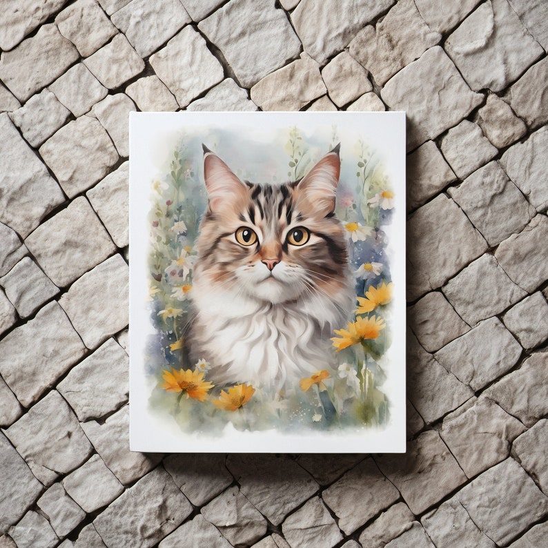 Puede incluir: Una pintura de acuarela de un gato esponjoso de pelo largo con ojos amarillos, rodeado de flores amarillas y blancas. El gato est&aacute; mirando directamente al espectador.