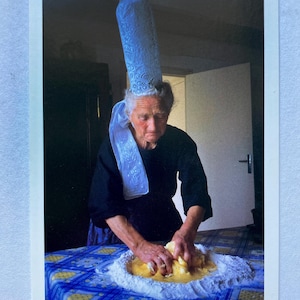 carte postale bigoudene et gateau breton