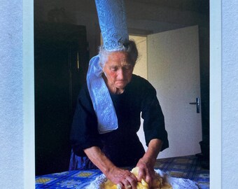 carte postale bigoudene et gateau breton