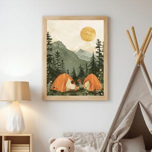 Könnte beinhalten: Eine Aquarellillustration von zwei Kindern, die vor zwei orangenen Zelten in einer Waldlandschaft sitzen. Die Sonne scheint hell am Himmel und im Hintergrund sind Berge zu sehen.