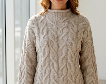 Maglione invernale da donna oversize in lana merino beige lavorato a mano con classico motivo a trecce, realizzato a mano in Ucraina.