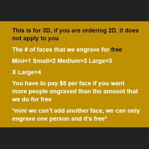 Puede incluir: Texto sobre un fondo color mostaza que detalla los servicios de grabado. Especifica el n&uacute;mero de caras gratuitas para diferentes tama&ntilde;os (Mini, Small, Medium, Large, X Large) y el coste de caras adicionales.