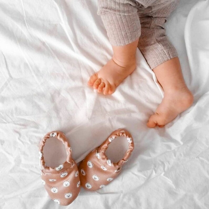 Easy Wear Baby Shoes Soft Soled Baby Moccasins Soft Soled Baby Slippers Booties for Newborn Babies and Toddlers
