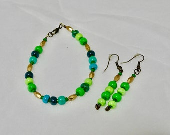 Ensemble bracelet et boucles d'oreilles faits a la main avec des perles de verre vertes - Handmade bracelet and earring set in  glass beads
