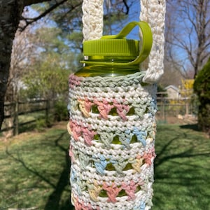 Water bottle holder,handmade water bottle carrier,crochet water bottle holder,crossbody,adjustable strap,drink cozy,bottle holder w/ pocket.