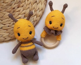 Bees crochet baby gift set Honeybee toy and rattle with a wooden ring Neutral gift for a gender party or baby shower Gift box Little bee
