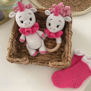 Einhorn Castom Geschenkbox für neue Mütter, Einhorn-Spielzeug, Rassel und Baumwollsocken mit Rüschen, personalisierter Geschenkkorb für Neugeborene, Mädchen, Häkel-Baby-Set