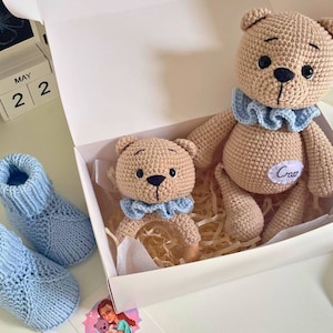 Personalisierter Teddybär Baby Geschenk Korb: Häkeln Sie Spielzeug, Rassel, Baby Booties Сustom Neugeborenen Geschenk für Babyparty für Jungen oder Mädchen