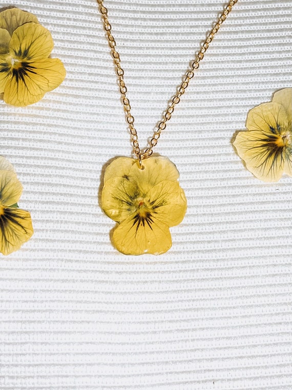 Yellow flower necklace deals