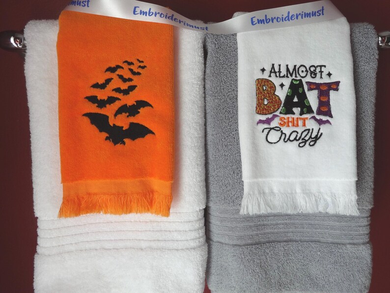 Embroidered Halloween Fingertip Towel, Bats & Spooky Design zdjęcie 6