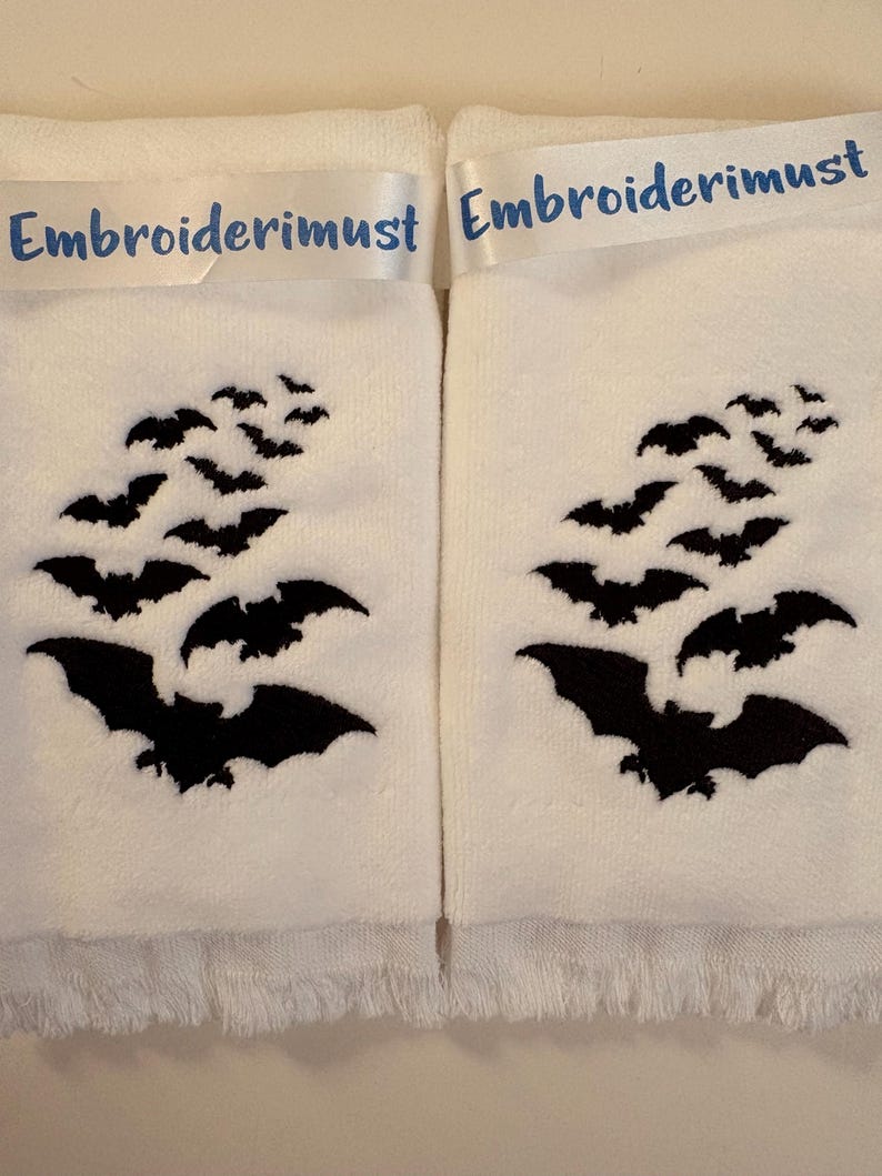 Embroidered Halloween Fingertip Towel, Bats & Spooky Design zdjęcie 5