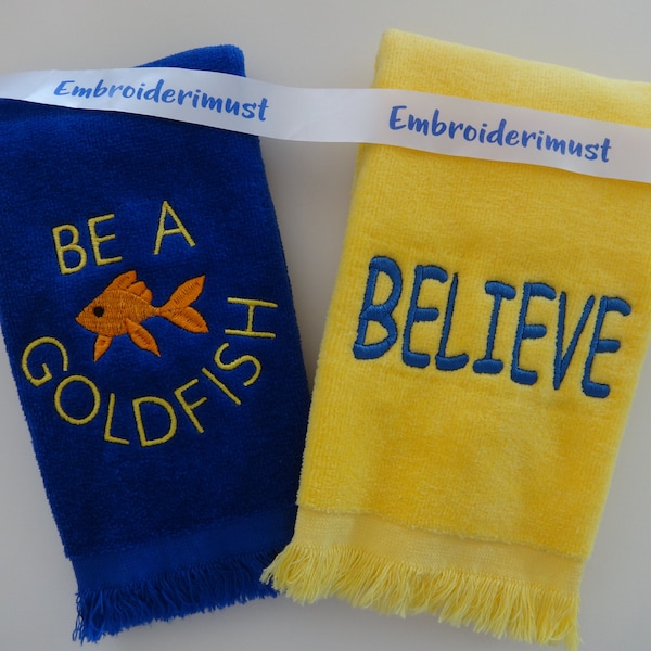 Serviette d'invité brodée au bout des doigts Be A Goldfish Believe, décoration de salle de bain motivante