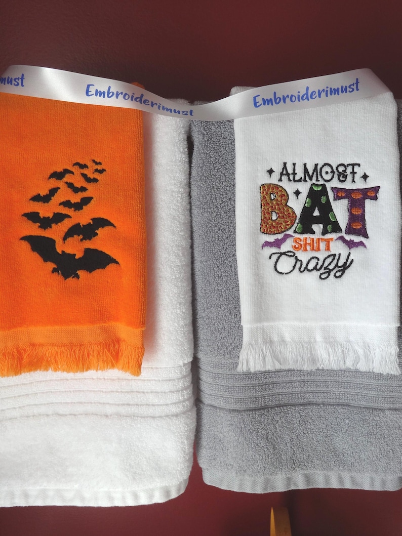 Embroidered Halloween Fingertip Towel, Bats & Spooky Design zdjęcie 1
