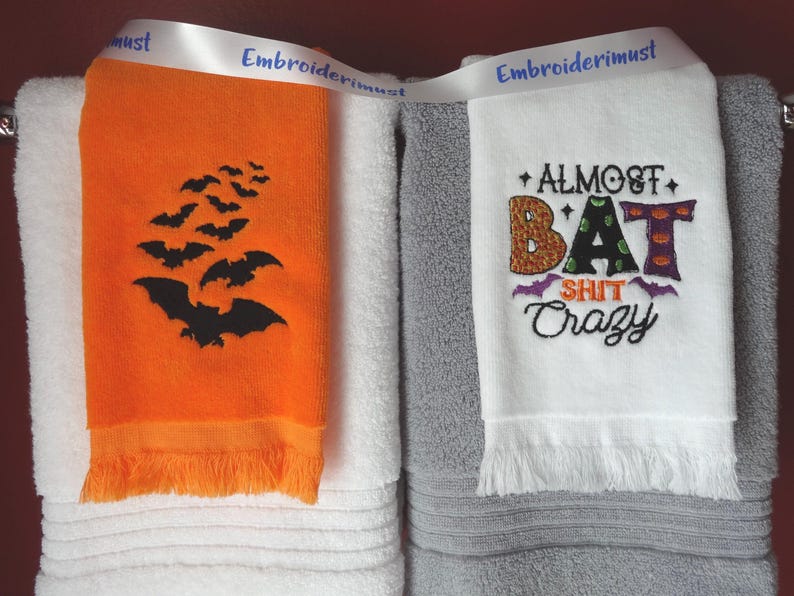 Embroidered Halloween Fingertip Towel, Bats & Spooky Design zdjęcie 4