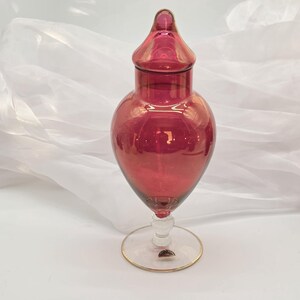 Tarro de boticario de cristal artístico arcoíris vintage rojo rubí con tapa, bombonera de 28 cm con forma de carpa de circo de mediados de siglo, pedestal rojo transparente con pie.