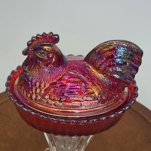 Westmoreland Ruby Red Carnival Glass Kip op Nest | Beperkte Editie #106/1000 | 1983 Afgedekte Kipschotel | Vintage Verzamelglas