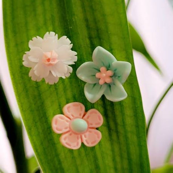 Magnetic Plant Safe Pins. Set of 3 - Pink, White & Blue Mini Flowers. Leaf Plant Magnet