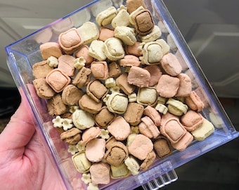 Snoepjes met konijn, ontbijtgranen met geroosterd brood, volledig natuurlijke konijnensnacks