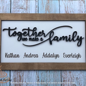 Op de afbeelding: Een houten ingelijst bord met de tekst "Together we make a family" in zwarte cursieve letters. De namen Nathan, Andrea, Addalyn en Everleigh staan eronder in zwarte letters.
