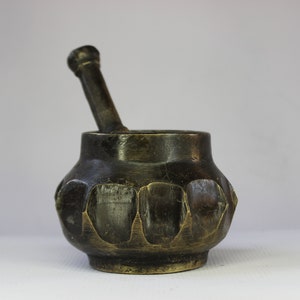 Mörser und Mörser, Vintage, Messingguss, Küche, handgefertigt, Küchendekoration, Mörser Stößel Set, nachhaltiger Herb Smasher, Schleifer