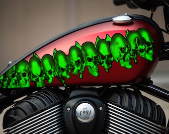 Op de afbeelding: Een rode motorfiets benzinetank met een groen schedel grafisch ontwerp. De tank heeft een chromen tankdop en de tekst "est. 1901" op de motor.