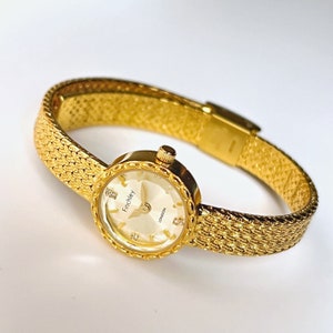 Elegant 24k Gold-Plated Ladies' Quartz Watch with Small Round Dial and Faceted Glass