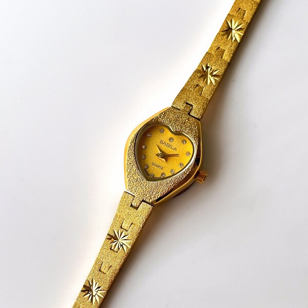 Retro Ladies Gold-Plated Quartz Watch with Heart Shaped Dial