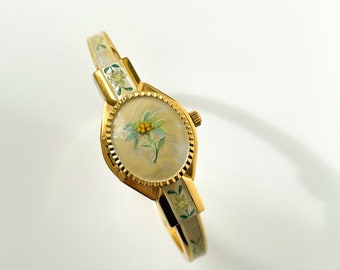 Vintage André Mouche quartz horloge met emaille bloemmotief, verborgen wijzerplaat en vergulde armband