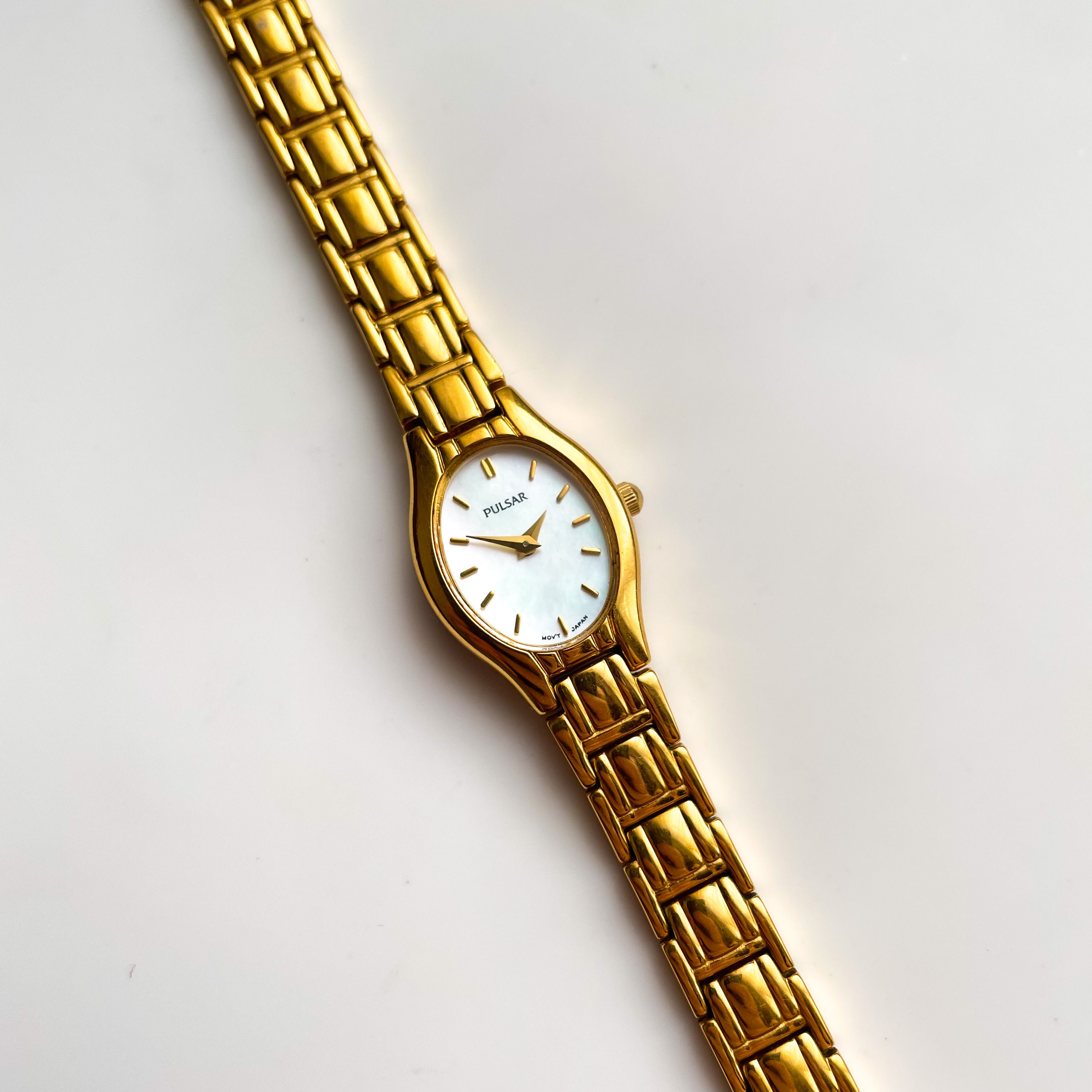 Montre Pulsar pour femme avec bracelet plaqué or et cadran en