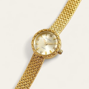 Elegant Gold-Plated Finchley Ladies' Quartz Watch - Faceted Glass
