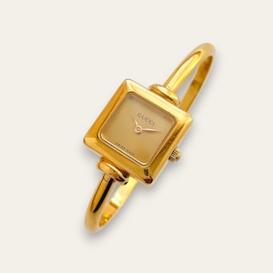 Reloj de cuarzo Gucci 1900L vintage chapado en oro con brazalete y esfera cuadrada.