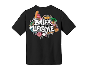 Pode incluir: Camiseta preta com um design gráfico colorido nas costas. O design inclui as palavras "Baller Lifestyle" em uma fonte estilo grafite, juntamente com ilustrações de um taco de beisebol, sorvete, uma coroa e uma palmeira.