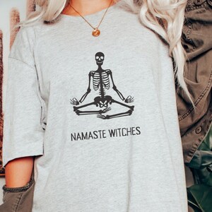 Namaste Witches T-Shirt | Hekserij Shirt | Heks T Shirt | Magic Shirt | Halloween Shirts | Grappig Halloween Yoga Shirt | Yogi T-shirt