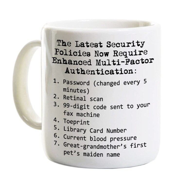 Op de afbeelding: Een witte keramische koffiemok met zwarte tekst die luidt: "The Latest Security Policies Now Require Enhanced Multi-Factor Authentication: 1. Password (changed every 5 minutes) 2. Retinal scan 3. 99-digit code sent to your fax machine 4. Toeprint 5. Library Card Number 6. Current blood pressure 7. Great-grandmother's first pet's maiden name"